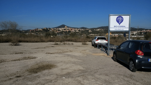 Aparcament bicicleta segur en calada carrer